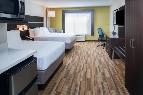 俾斯麦俾斯麦智选假日酒店的酒店客房设有两张床和一台平面电视。