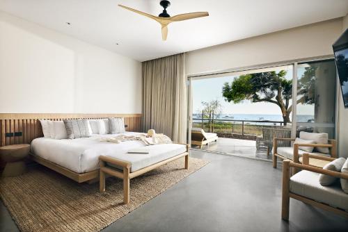 罗特内斯特岛Samphire Rottnest的一间卧室配有一张床,享有海景