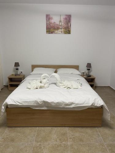AfumaţiBârlogul Balaurului的一张带白色床单和毛巾的床