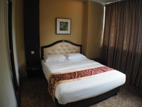 新加坡L Hotel at Broadway的一间位于酒店客房内的带大床的卧室