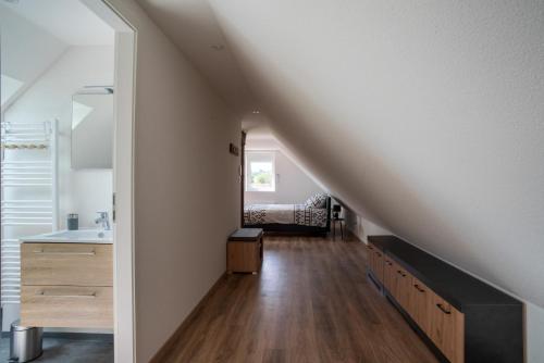 维桑堡Gemütlich 7 - Appartement cosy climatisé的走廊设有楼梯,通往带水槽的浴室