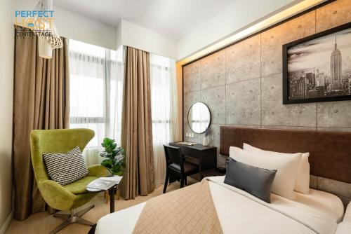 八打灵再也Centrestage Petaling Jaya by Perfect Host的配有一张床和一张书桌的酒店客房