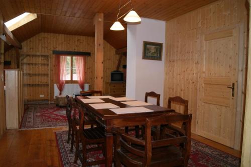 阿尔陶塞Alpenpension的一间带木桌和椅子的用餐室