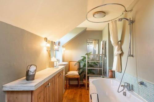 肯梅尔Kenmare Eco Lodge的浴室配有盥洗盆和浴缸。