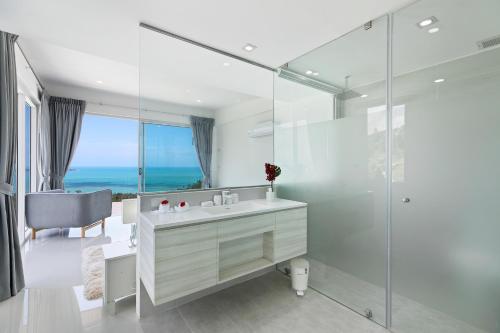 苏梅岛Villa The Wave的白色的浴室设有水槽和淋浴。