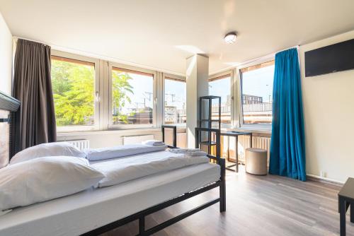 美因河畔法兰克福法兰克福加鲁斯维亚特尔A&O经济型连锁酒店 的一间卧室设有两张床和大窗户