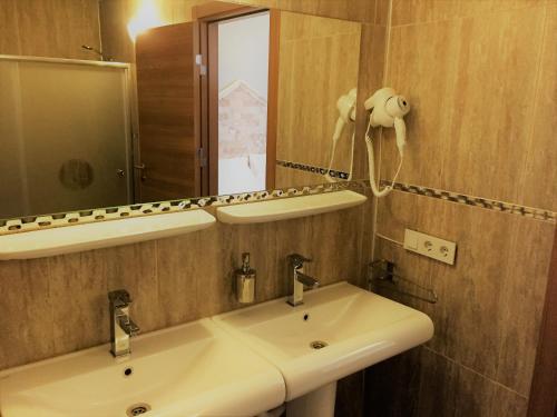 乔尔卢Grand Park Hotel Corlu的一间带水槽和镜子的浴室