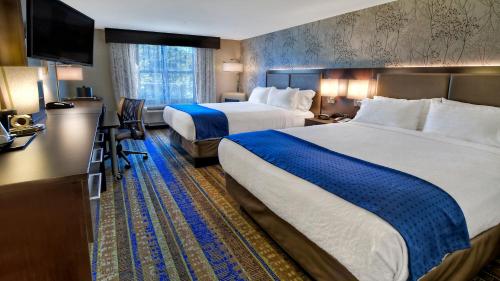 图珀洛图珀洛诺斯假日套房酒店的酒店客房设有两张床和一台平面电视。