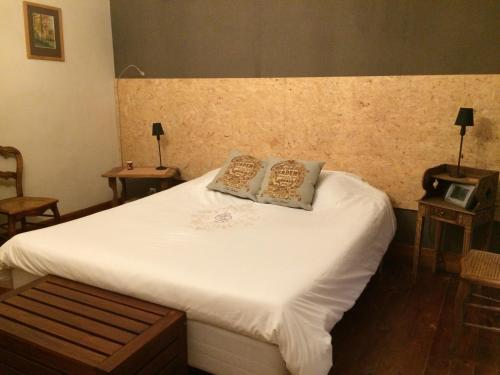 布鲁塞尔巧克力客房住宿加早餐酒店的一间卧室配有一张带两个枕头的床