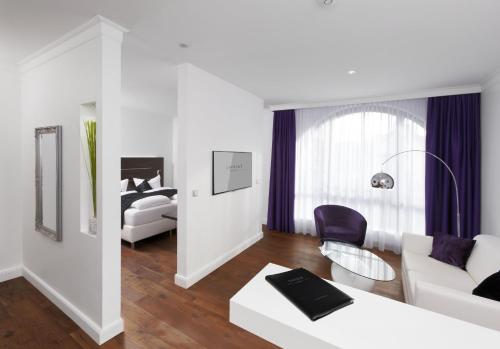 菲林根-施文宁根中心酒店的客厅配有沙发和1张床