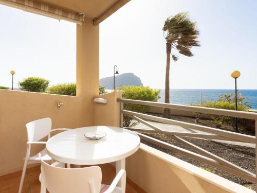 拉特吉塔Apartment La Tejita by Interhome的阳台配有桌椅,享有海景。