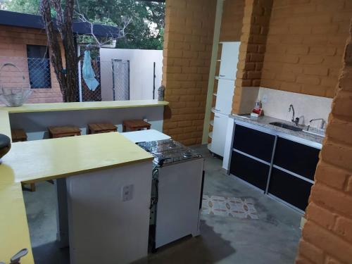 卡瓦坎特Camping Serra Santana的厨房配有柜台和水槽