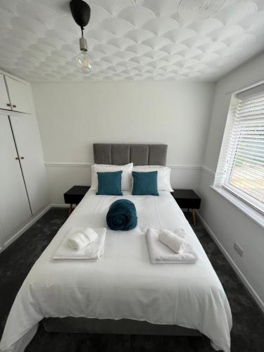 南安普敦Serene Property Next to Southampton General Hospital的卧室配有带蓝色枕头的大型白色床