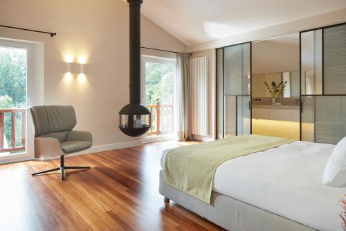 宏达瑞比亚Villa Jaizubia Golf by FeelFree Rentals的一间卧室配有一张床、一把椅子和窗户。