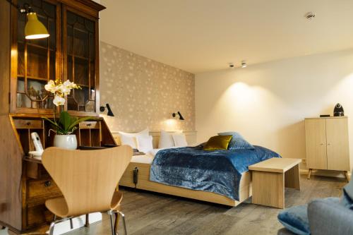 凯图姆Hotel Aarnhoog的一间卧室配有一张床、一张桌子和一把椅子