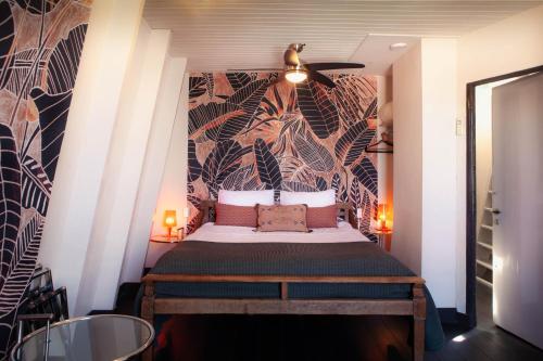 阿姆斯特丹泽瓦尼斯泰因卡纳尔住宿加早餐旅馆的卧室配有一张壁画床