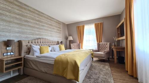 布尔格Hotel Zum Leineweber的一间卧室设有一张大床和一个窗户。
