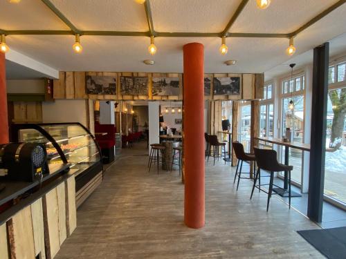 哈嫩克利博克斯维斯Hostel Harzer Hof的餐厅设有鱼缸和桌椅