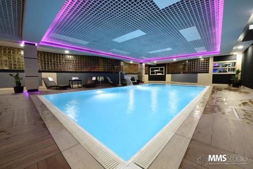 萨拉热窝假日酒店的紫色照明的酒店的大型游泳池