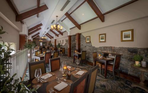 莱克斯利普庭院酒店的一间带桌椅和石墙的餐厅