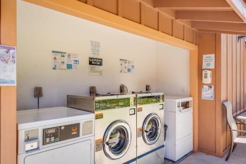 考纳卡凯Hotel Molokai的洗衣房配有2台洗衣机和烘干机