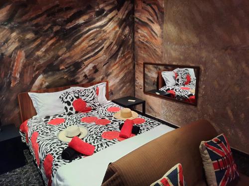 阿斯格罗Algreco Naturists & Swinging的一间卧室配有红色和白色枕头的床