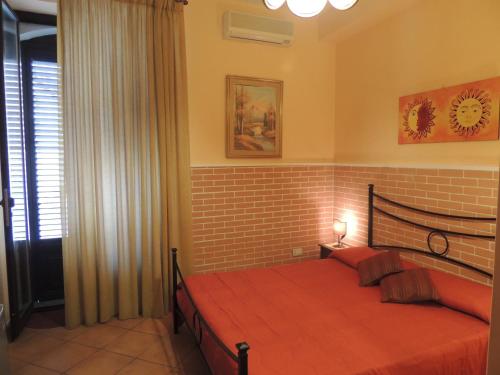 里波斯托里波斯托贾雷伊马斯特拉兹住宿加早餐旅馆的一间在房间内配有红色床的卧室