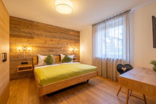 上施陶芬Ferienwohnung Alpenzeit的一间卧室配有一张木墙床