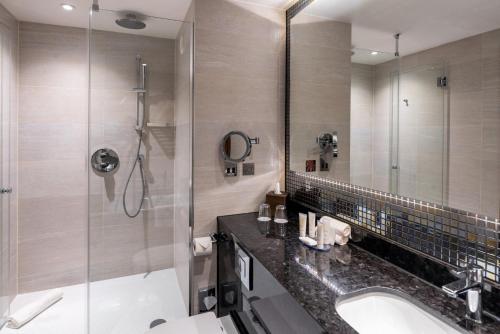 希灵登伦敦希思罗机场皇冠假日酒店第四航站楼店的带淋浴、盥洗盆和镜子的浴室
