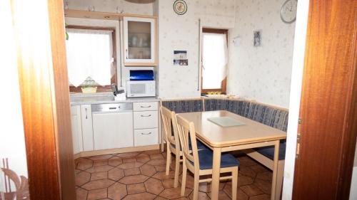 NiederdorfeldenGrosse-Ferienwohnung-ueber-2-Etagen-bei-Frankfurt的小厨房配有桌椅