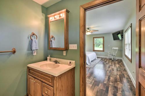 ExmoreSecluded Woodsy Gem quarter Mi to Chesapeake Bay的一间带水槽和镜子的浴室