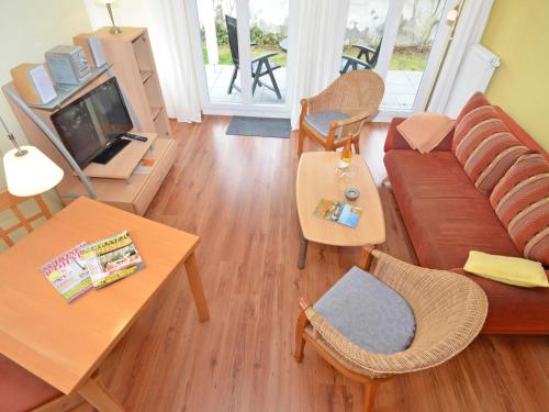 奥斯赛拜-塞林Villa Seerose - Appartement 14的客厅配有沙发和桌子