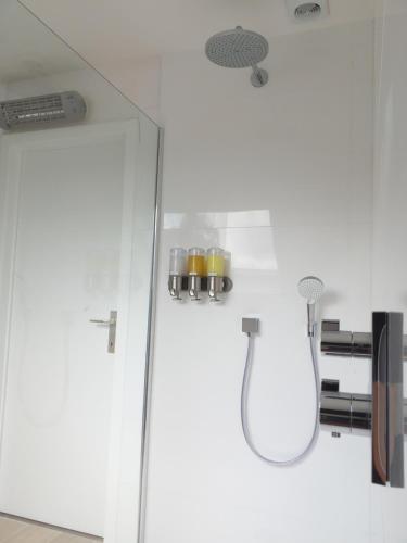 尼乌波特Villa 't Zonneroosje的一间带玻璃门和淋浴的浴室