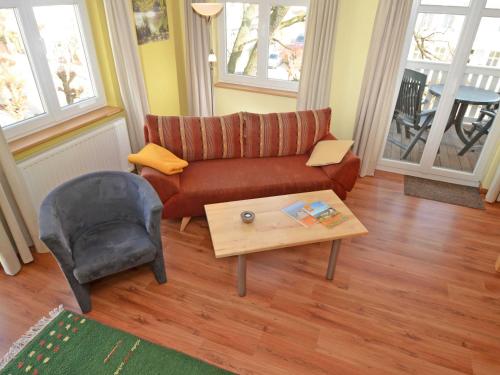 奥斯赛拜-塞林Villa Seerose - Appartement 06的带沙发和咖啡桌的客厅