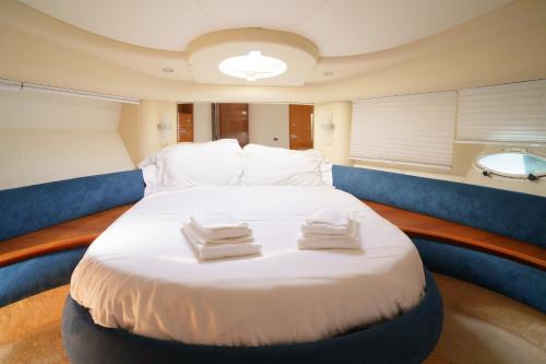 加亚新城Sailing 360 Night On Board Experience的一间卧室,船上配有一张大床