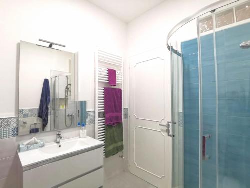 科尔萨诺Salento Mare Daniela - Open Space的一间带水槽和玻璃淋浴的浴室