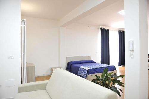 科尔萨诺Salento Mare Daniela - Open Space的白色的客厅配有沙发和桌子