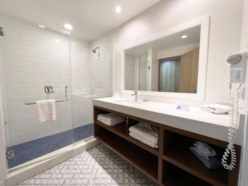 恩塞纳达港圣尼古拉斯赌场酒店的一间带水槽和镜子的浴室