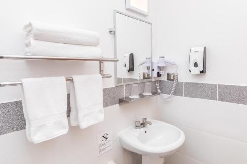 奇瓦伊科卡标准卡萨安迪娜酒店的白色的浴室设有水槽和镜子