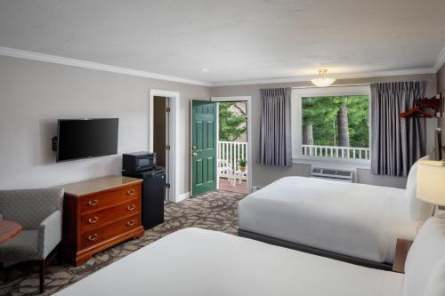 北康威金阁旅馆的酒店客房设有两张床和电视。