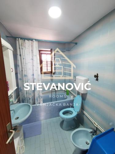 VrnjciStevanovic Smestaj的一间带两个盥洗盆、卫生间和窗户的浴室