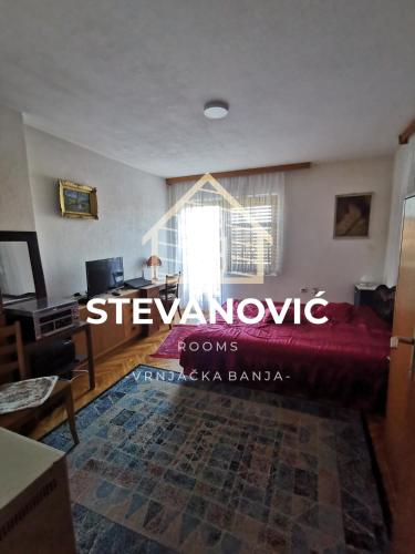 VrnjciStevanovic Smestaj的客厅设有床和窗户