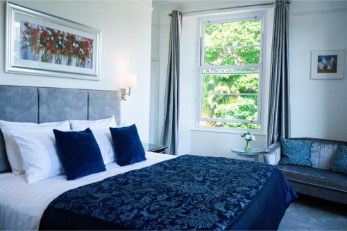 托基Gresham Court的一间卧室设有床、窗户和沙发