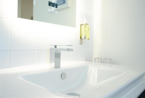 托基Gresham Court的白色的浴室设有水槽和镜子