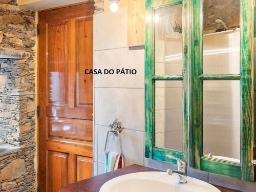 卡什塔涅拉德佩拉Casa do Pátio e Casa da Serra的一间带水槽和窗户的浴室