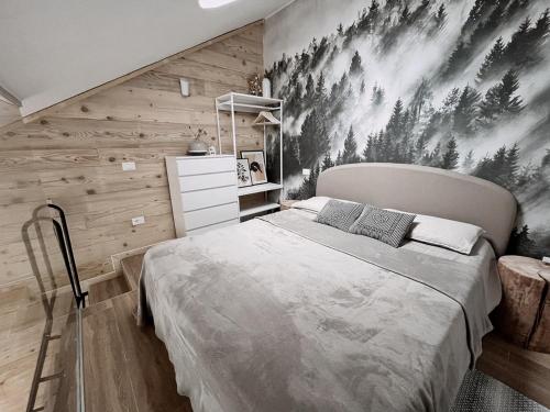 拉瓦罗内Loft Malga Laghetto的一间卧室设有一张床和一堵木墙