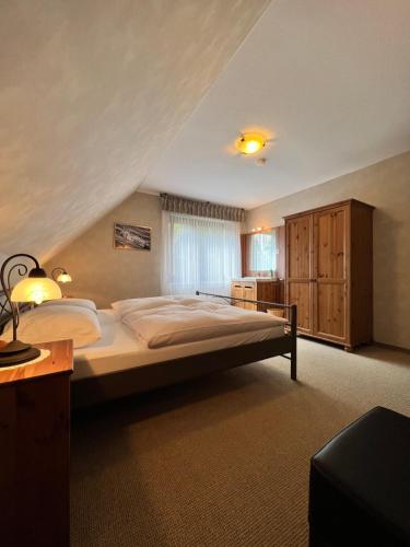 尼尔堡Aparts4ring Nürburg的一间卧室,卧室内配有一张大床