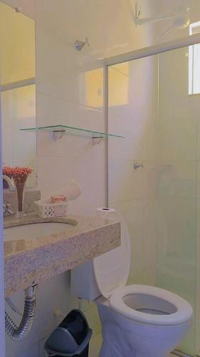 Coroa VermelhaPraia dos Corais - Bahia的一间带卫生间和玻璃淋浴间的浴室