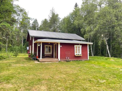 马隆HomeSweetSweden的田间中的一个红色小房子