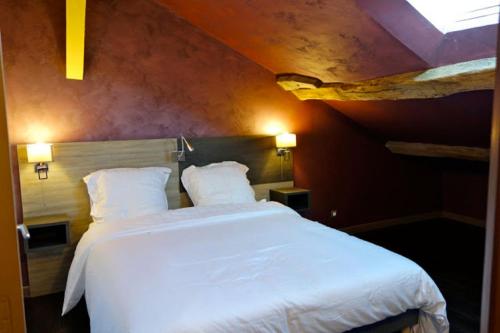 Saint-Priest-sous-Aixe多梅色彩度假屋的卧室配有一张带两个枕头的大白色床